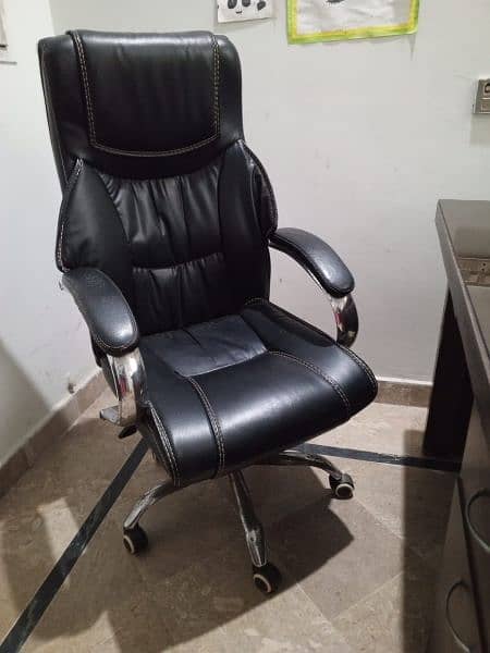 office table with glass top and boss chair black leather 5