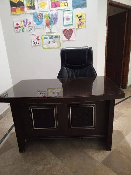 office table with glass top and boss chair black leather 6