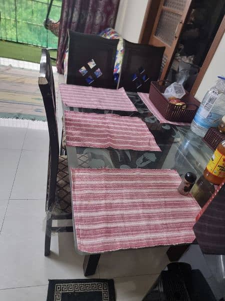 dinning table 1 year used condition 9/10 3