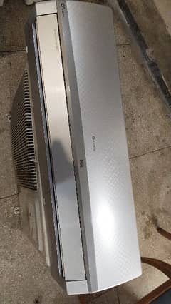 G10 gree 1.5 ton Dc Inverter just like a brand new Ac