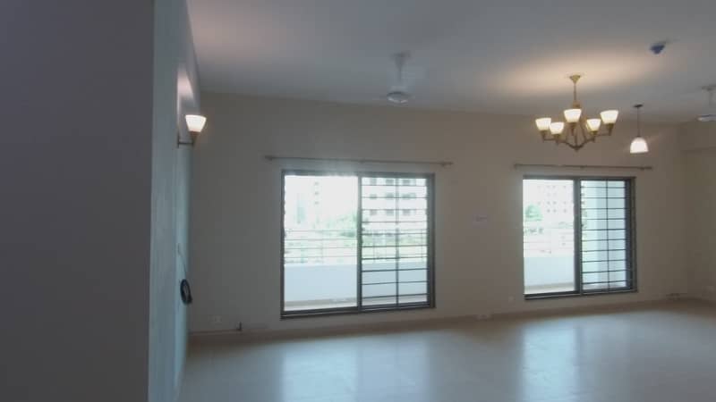 This Is An Open View Apartment To Airport And Garden. 6