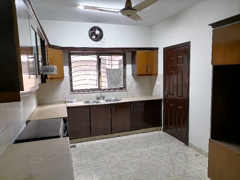 17 Marla Slightly Used 5 Bedroom House Available On Reasonable Rent 8