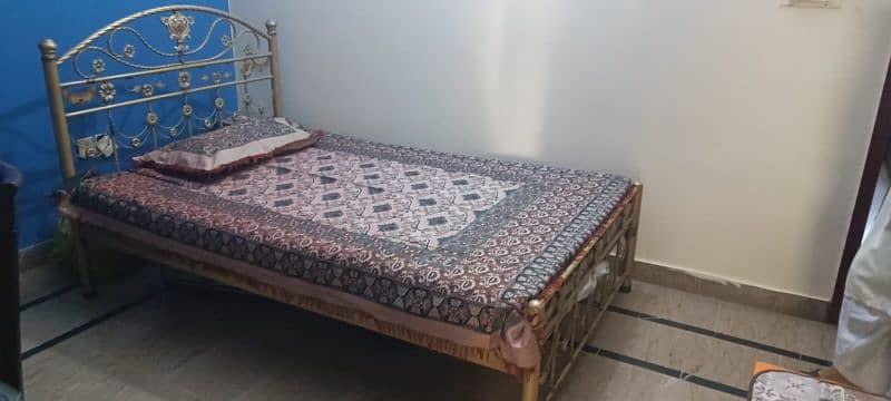 Queen bed 4×6 size with spring mattress 0