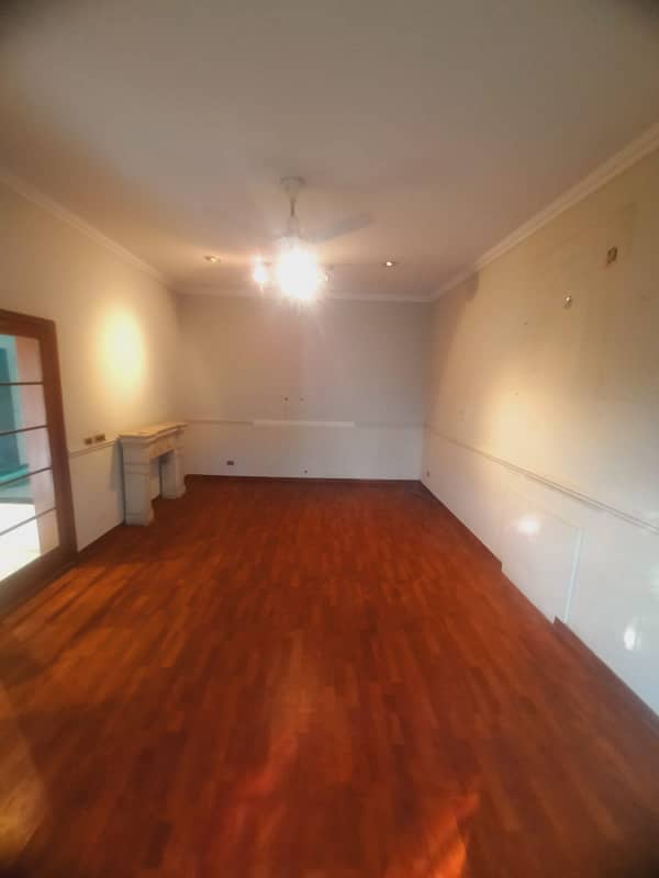 1 Kanal House 4 Beds, Marble Wooden Floors, Available For Rent In Y Block DHA Phase 3 14