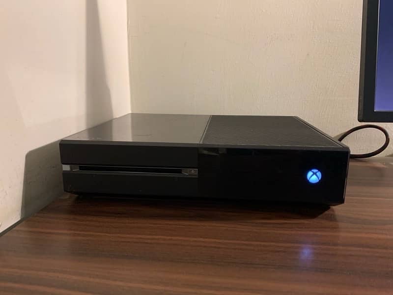 Xbox One (used) with two controllers 0