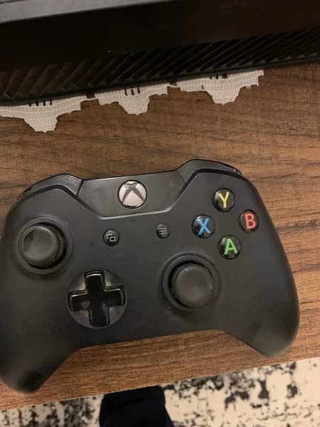 Xbox One (used) with two controllers 1