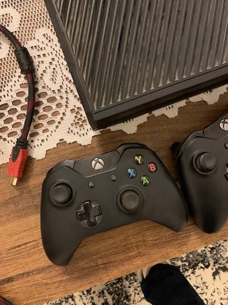 Xbox One (used) with two controllers 2