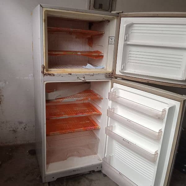 Dawlance medium sized fridge good condition 1