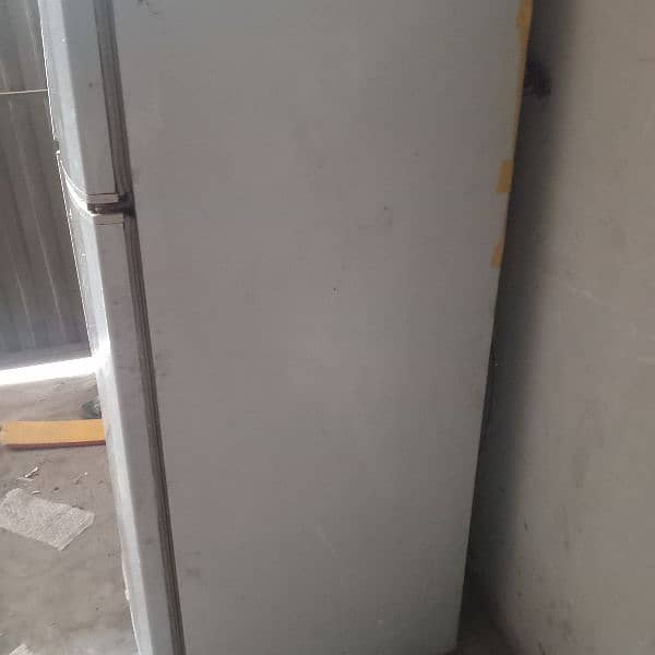 Dawlance medium sized fridge good condition 2