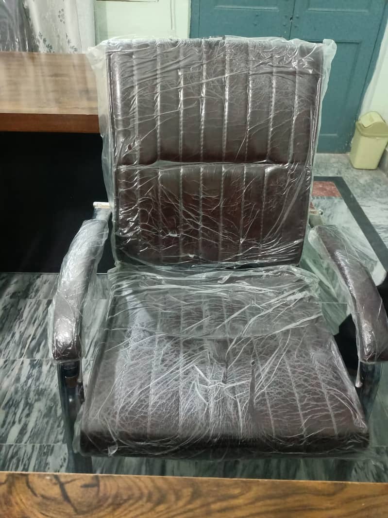 6 office chair 2 month used like new 2