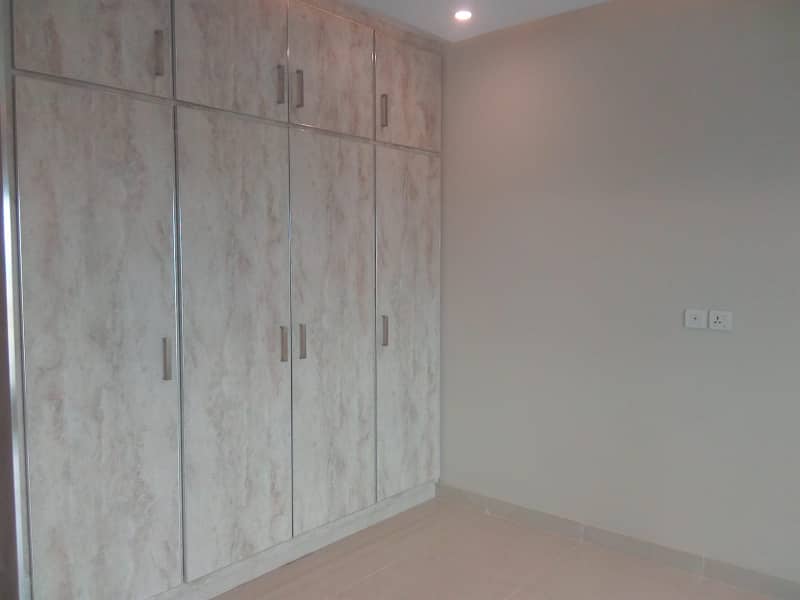 10 Marla Brand New 4th Floor Apartment For Rent In Askari 11 3