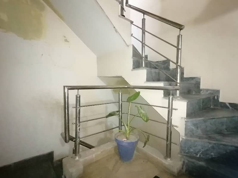 In Allama Iqbal Town - Jahanzeb Block 8 Marla House For sale 2