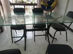 dinning table in good condition