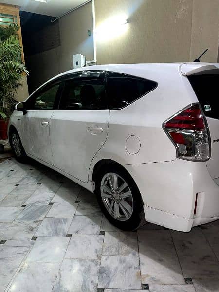 Toyota Prius Alpha 2018 4