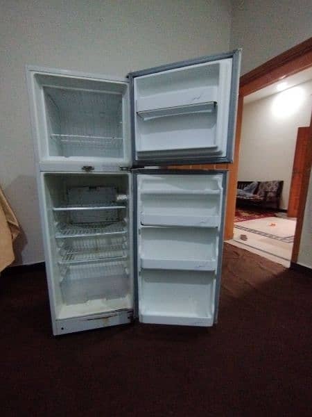 Dawlance Medium size Fridge For Sale 4