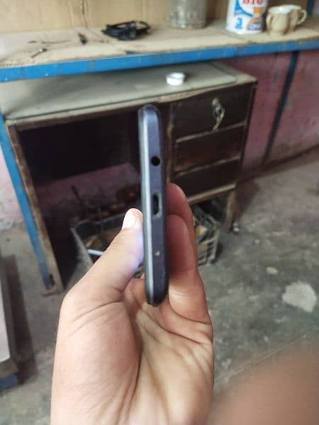 Tecno spark 6 /4/64 box and charger available 7