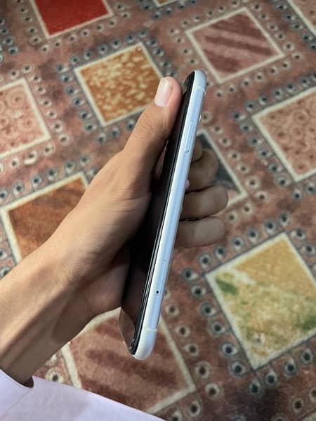 iPhone 11   10/9 condition 128gb 4