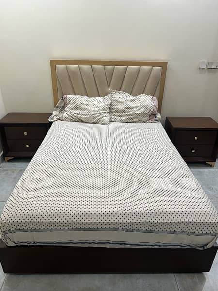 Bed with 2 Side Tables 2