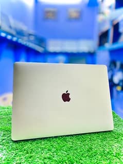 APPLE MACBOOK PRO 2017 i7