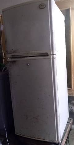 LG fridge for sale 100 present okay working