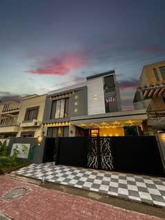 Stunning 10 Marla Modern House For Sale In Bahria Town Lahore