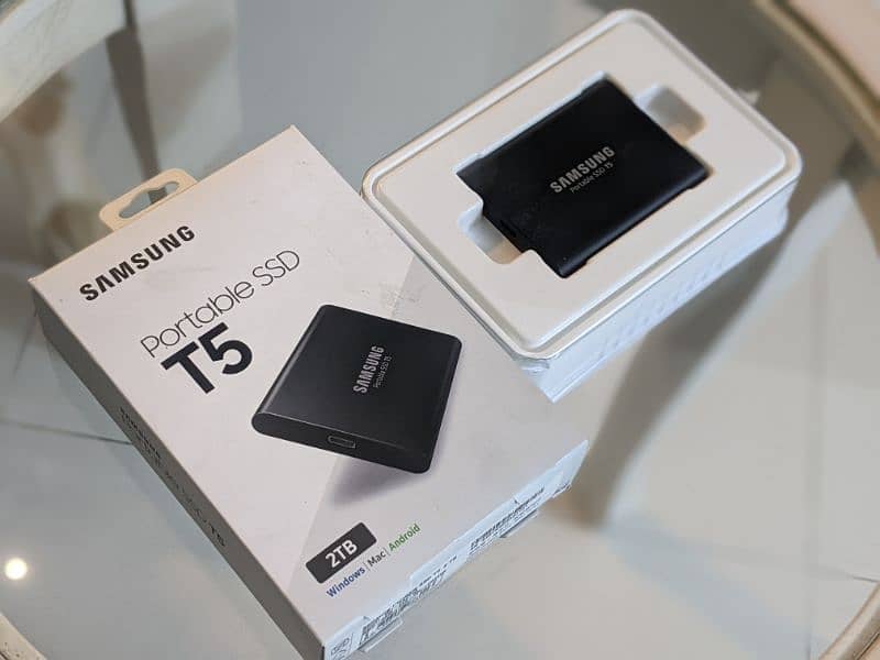 Samsung Portable SSD 2TB -  High-Speed Storage & Rendering! 2