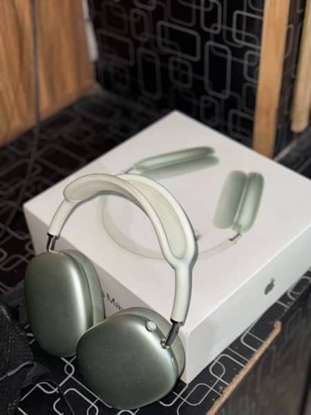 Like-New Apple AirPods Max -Barely Used, Original Accessories Include 1