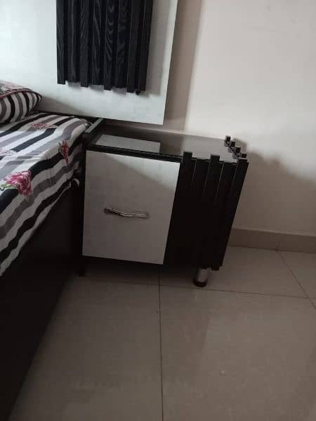 urgent sell ,complete bedroom set without mattress 4