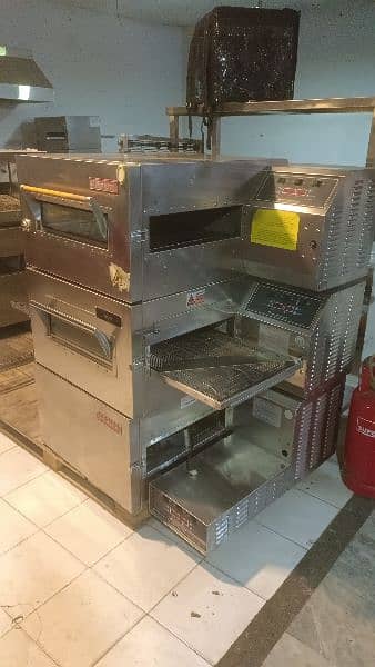 conveyor gasro pizza oven we hve deep fryers hot plates, fast food Mac 9