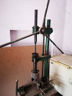 Hand molding machine