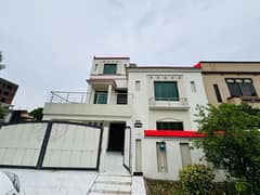 10 Marla 5 Bedrooms Used House For Sale in Overseas A Block Bahria Town Lahore 0