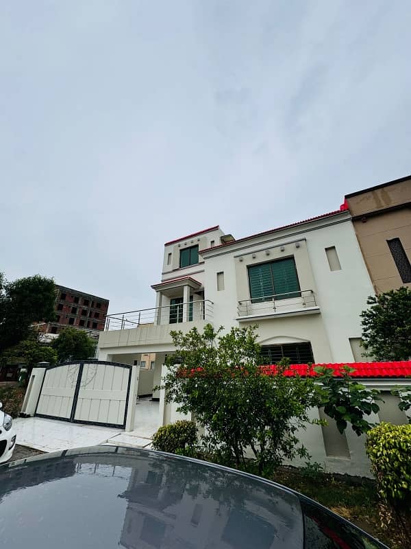 10 Marla 5 Bedrooms Used House For Sale in Overseas A Block Bahria Town Lahore 3