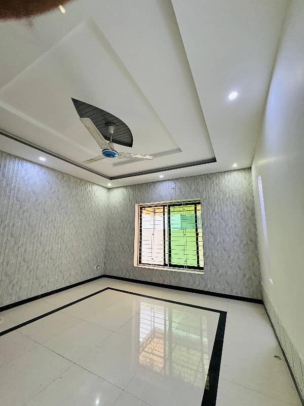 10 Marla 5 Bedrooms Used House For Sale in Overseas A Block Bahria Town Lahore 8