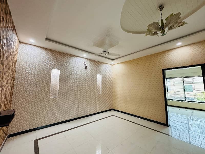 10 Marla 5 Bedrooms Used House For Sale in Overseas A Block Bahria Town Lahore 20