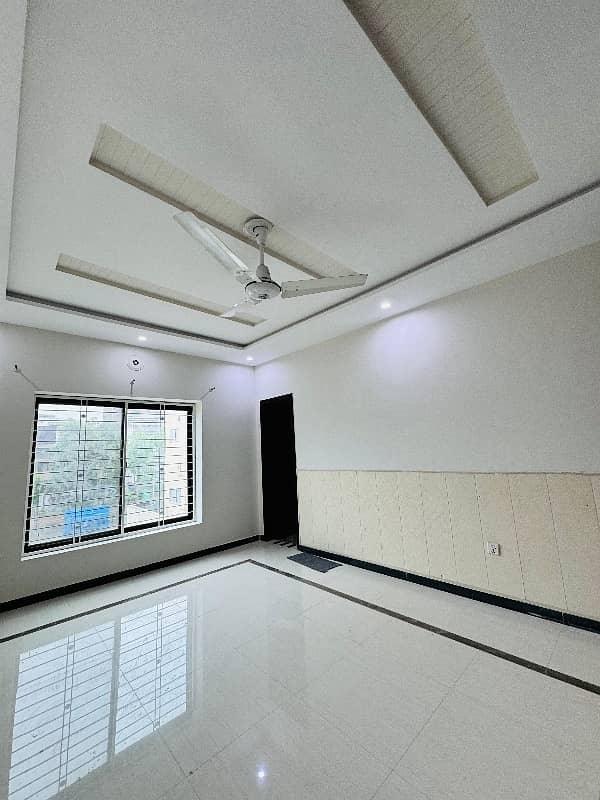 10 Marla 5 Bedrooms Used House For Sale in Overseas A Block Bahria Town Lahore 23