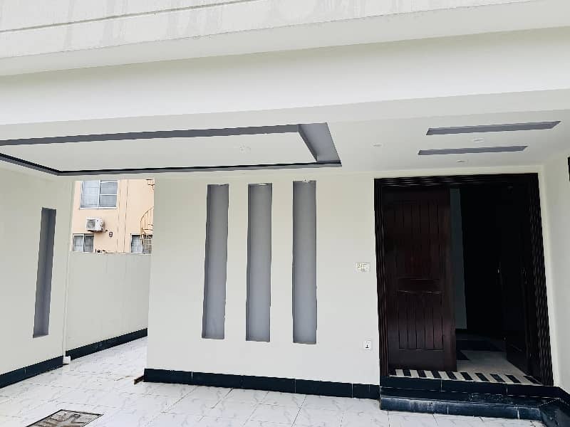 10 Marla 5 Bedrooms Used House For Sale in Overseas A Block Bahria Town Lahore 27