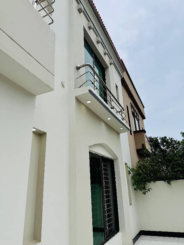 10 Marla 5 Bedrooms Used House For Sale in Overseas A Block Bahria Town Lahore 28