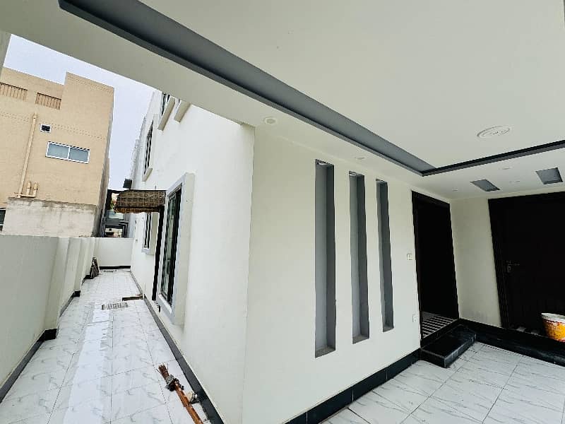 10 Marla 5 Bedrooms Used House For Sale in Overseas A Block Bahria Town Lahore 29