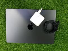 Macbook Pro M3 Pro 14 inch 18gb 512gb 24 cycles with original charger