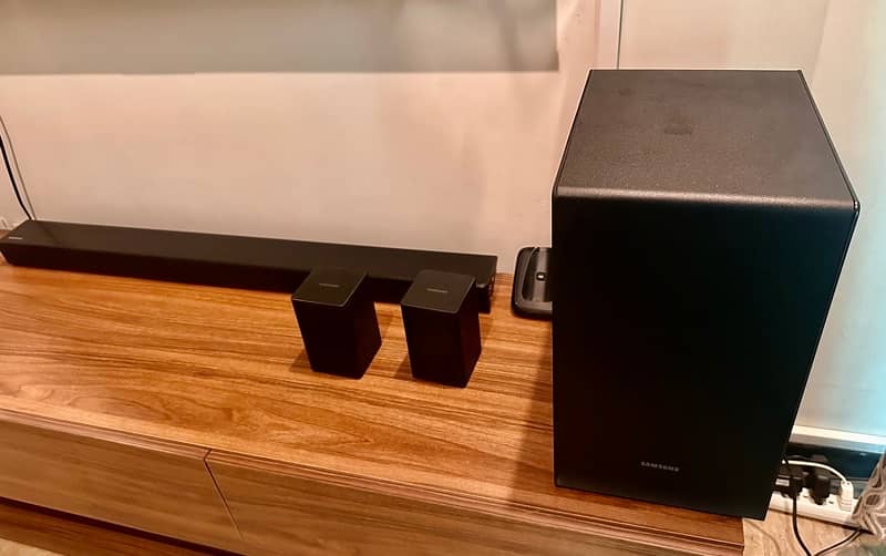 Samsung Soundbar 5.1 Wireless Woofer and Wireless Rear speakers 0