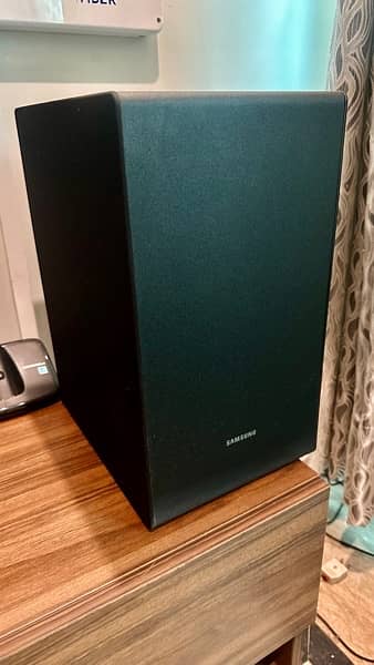 Samsung Soundbar 5.1 Wireless Woofer and Wireless Rear speakers 4