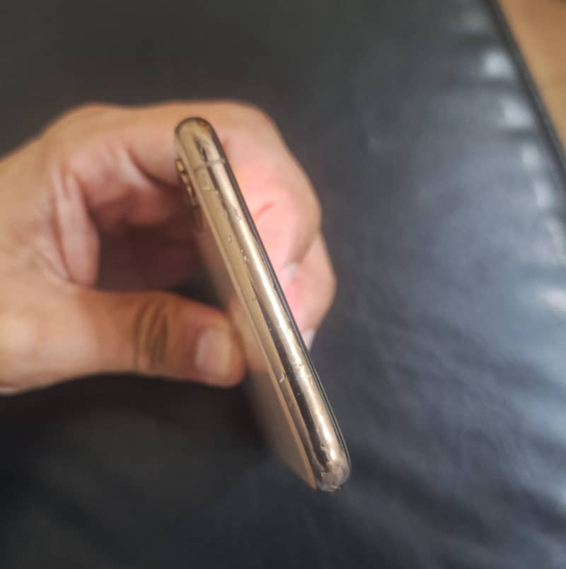 XS Max 256 gb PTA approved minor break from side 1