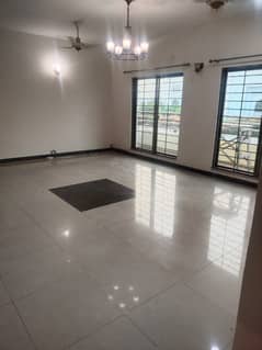 10 Marla 3 Bedrooms Flat Fully Tiled For Rent