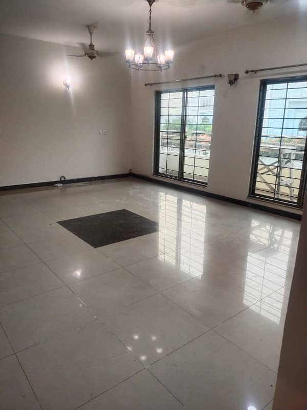 10 Marla 3 Bedrooms Flat Fully Tiled For Rent 0