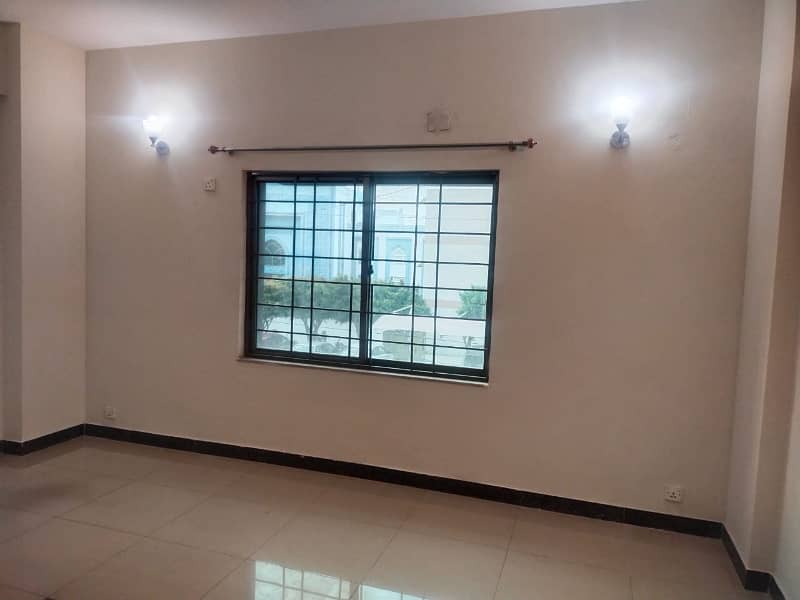 10 Marla 3 Bedrooms Flat Fully Tiled For Rent 2