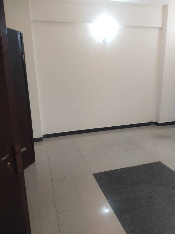 10 Marla 3 Bedrooms Flat Fully Tiled For Rent 5