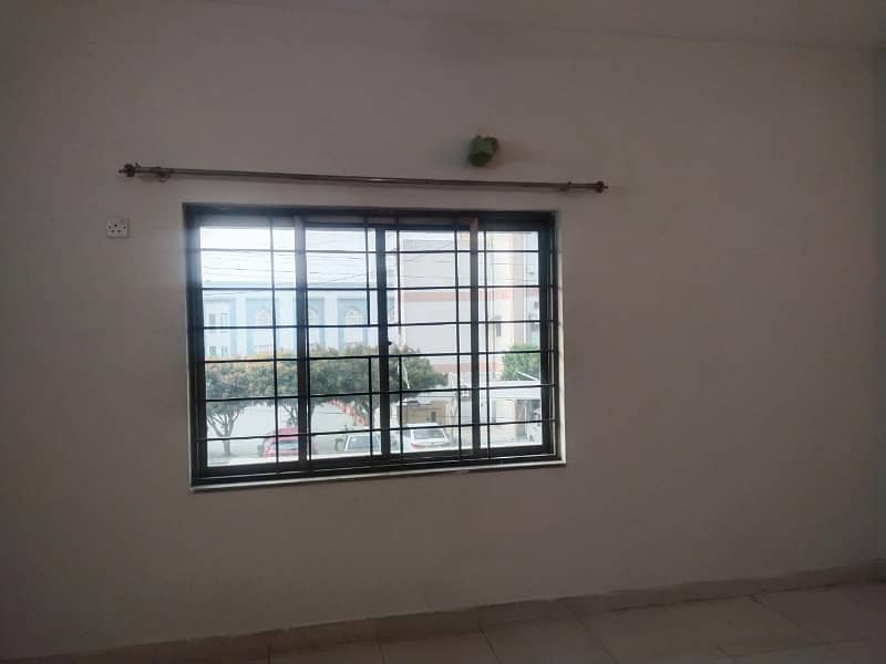 10 Marla 3 Bedrooms Flat Fully Tiled For Rent 9