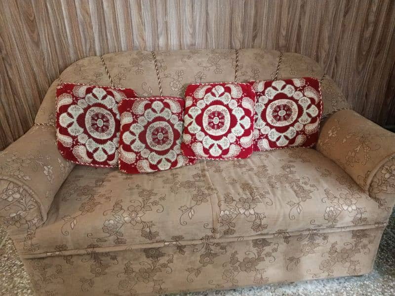 condition 8/10 sofa 7 Seater 2