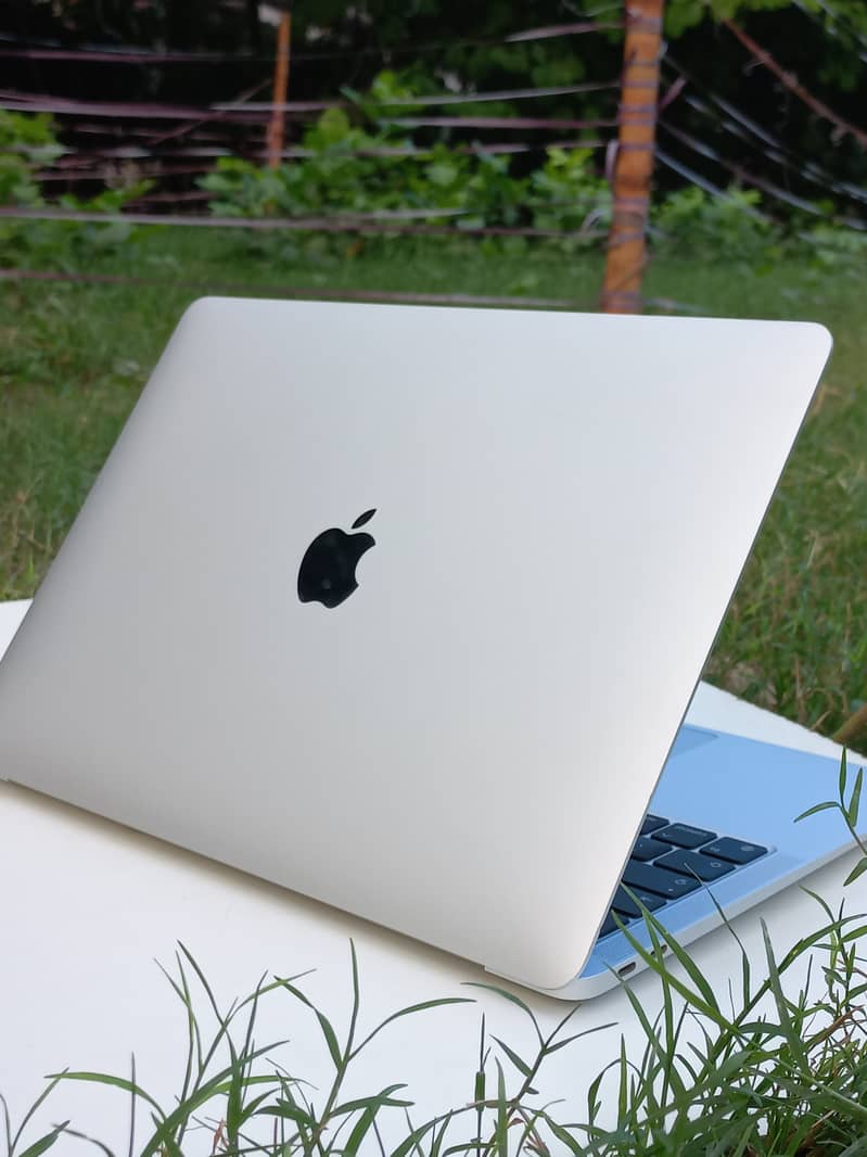 MacBook M1 Air 2020 16gb ram 5