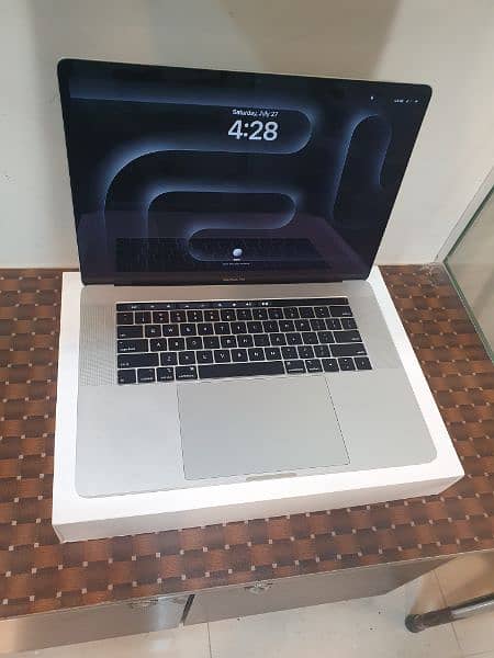 Apple Macbook Pro 15.6 Late 2018 1